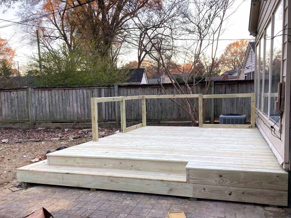 beautiful modern looking deck and railing construction by local carpenter that builds quality railings with cable barriers for your home in memphis tennessee.