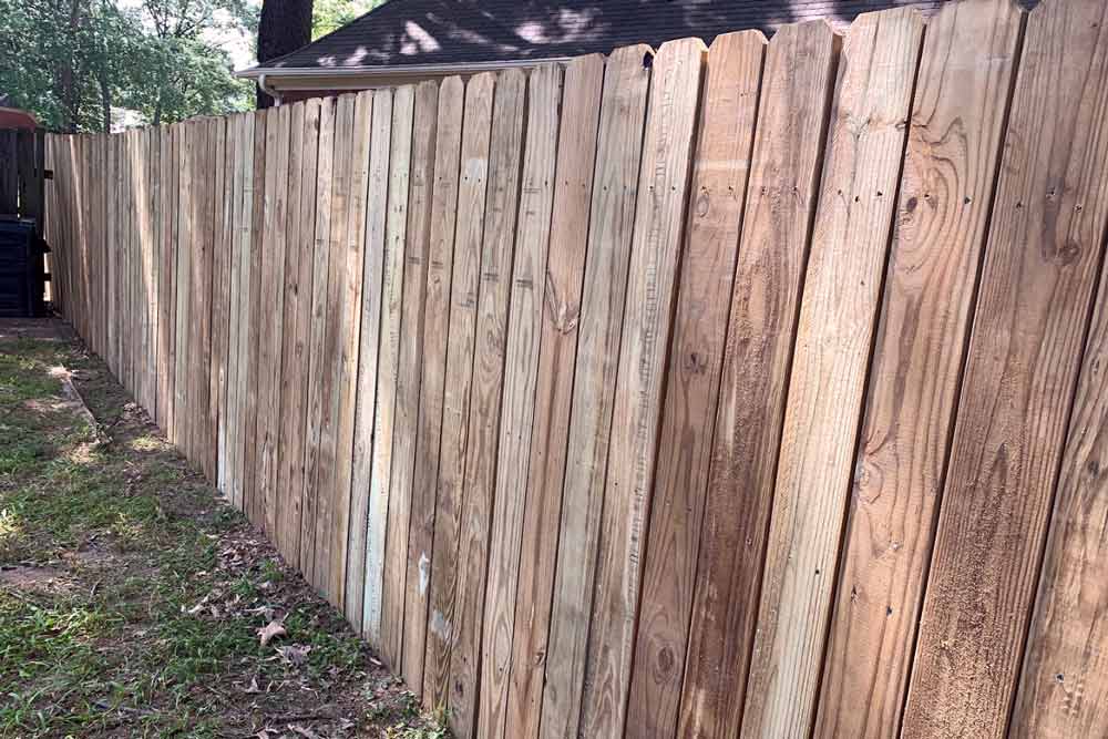 high quality 5/4" construction grade picket fencing row installed by local fence builder across the mississippi tennessee border state line 1 handy craftsman